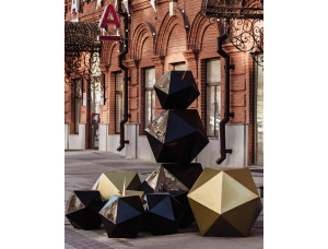 Полигональная скульптура снеговик из стеклопластика